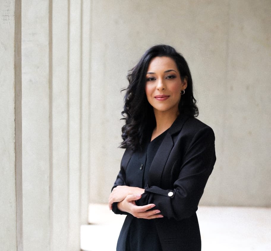 foto da Advogada Grasiela Fernandes sorrindo